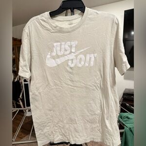 Nike Just Do It Men's cream/ beige/ off white Short Sleeve Tee size medium